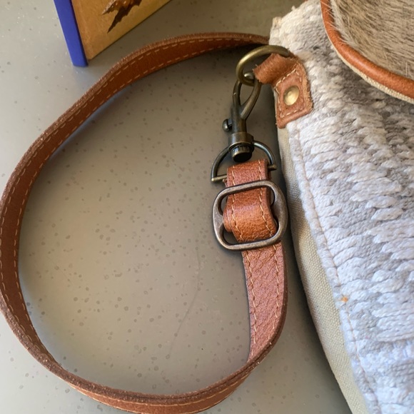Myra crossbody bag, rustic GRAY COWHIDE flap, 100 percent BROWN leather strap. - Picture 8 of 9